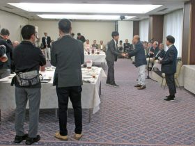 表彰の様子（表彰を受ける岩田氏（高66））