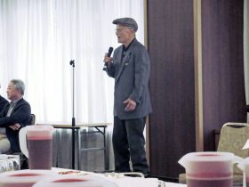 開会あいさつを行う高橋氏（高5）