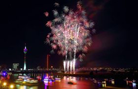 ジャパンデーの花火　日本の花火師が技を競います