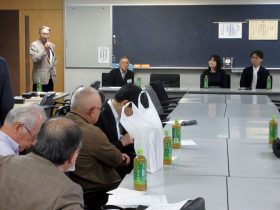 岡田会長挨拶（正面は林漢傑先生と森智咲先生）