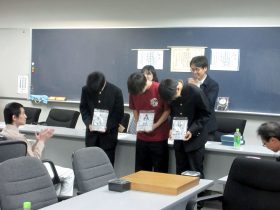 現役部員にプロ棋士から色紙が贈呈