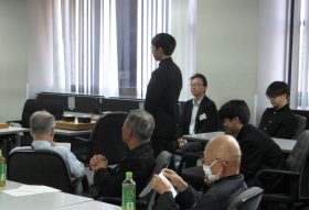 2024年11月に行われた同窓囲碁大会に参加している囲碁部員、挨拶するのは１年横山君