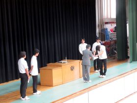 同窓会から激励費授与