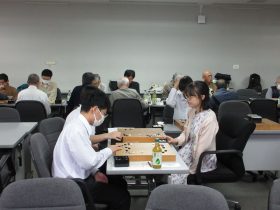 大森棋士から指導を受ける春高囲碁部員