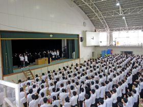 校歌斉唱