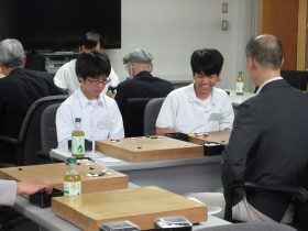 金棋士から指導を受ける春高囲碁部員