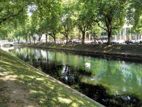 デュッセルドルフを代表するケーニッヒスアレーの美しい街並み