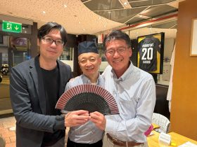 和食レストラン「岩瀬」のオーナーシェフと春高扇子