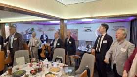 参加者による校歌斉唱